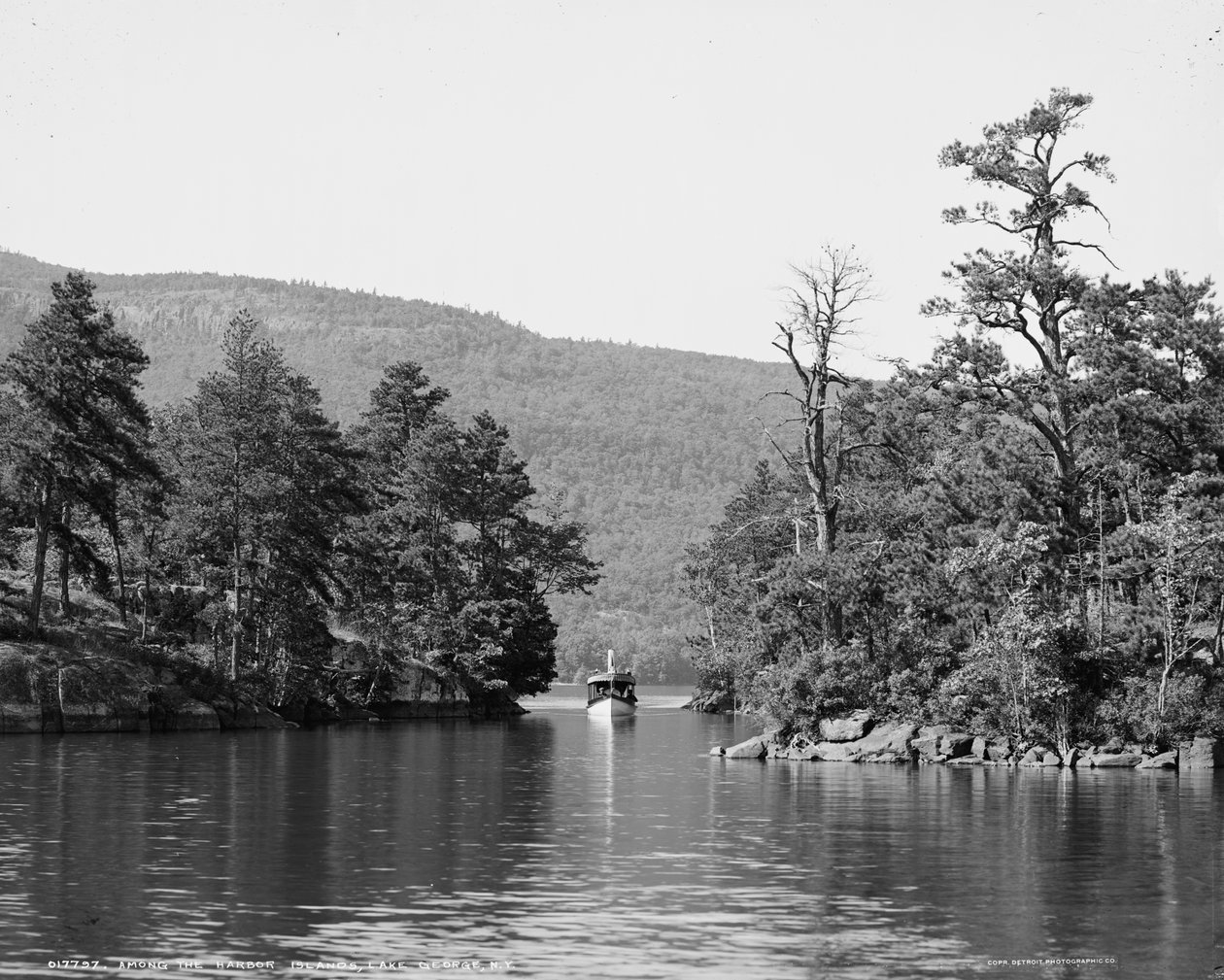 Langs Harbour Islands, Lake George, N.Y., ca. 1904 av Detroit Publishing Co.