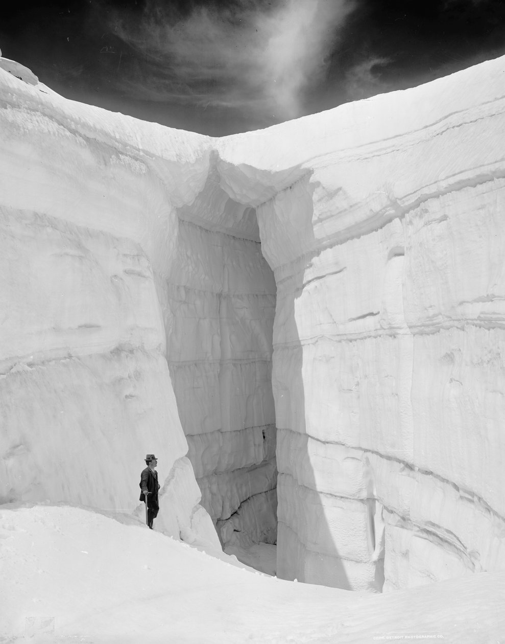 Asulkan Glacier fra isgrotten, Selkirk Mountains, British Columbia, ca. 1902 (s/hvitt-bilde) av Detroit Publishing Co.