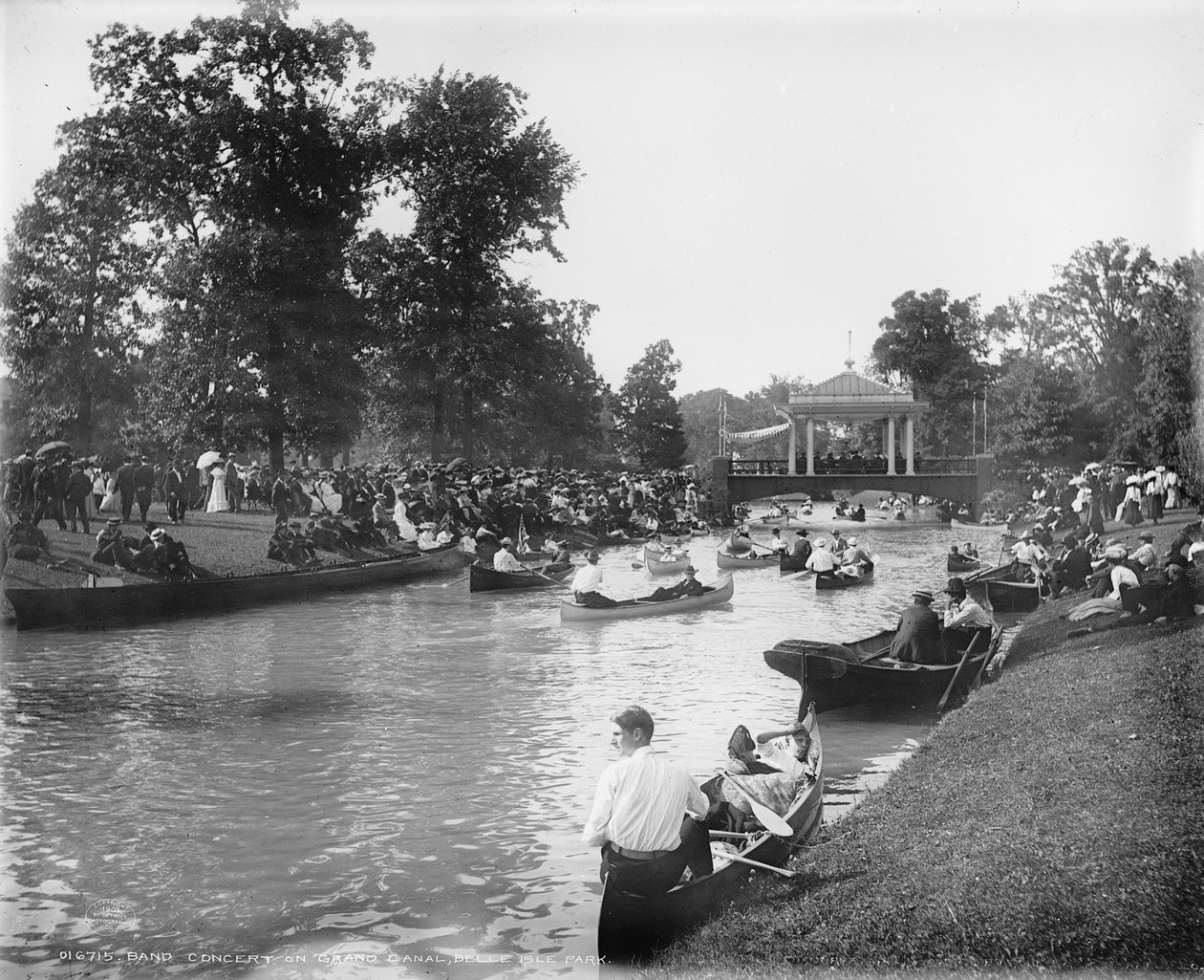 Bandkonsert på Grand Canal, Belle Isle Park, 1903-20 av Detroit Publishing Co.