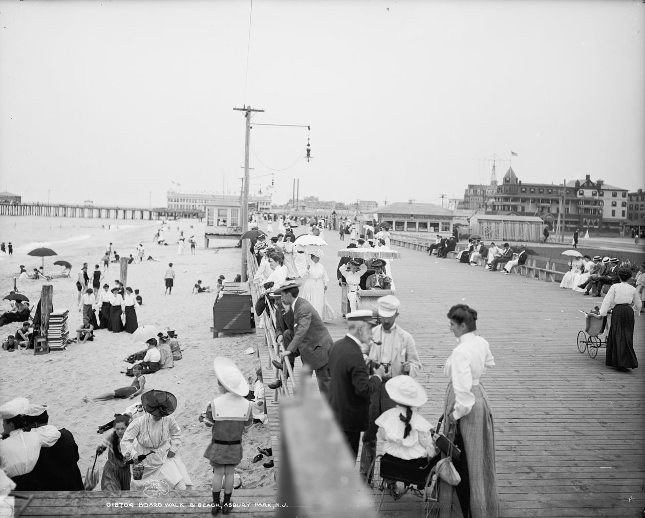 Boardwalk & beach, Asbury Park, ca. 1905 (s/hvitt-bilde) av Detroit Publishing Co.