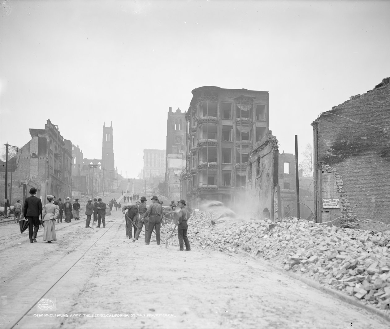 Rydder bort rusk i California Street, San Francisco av Detroit Publishing Co.