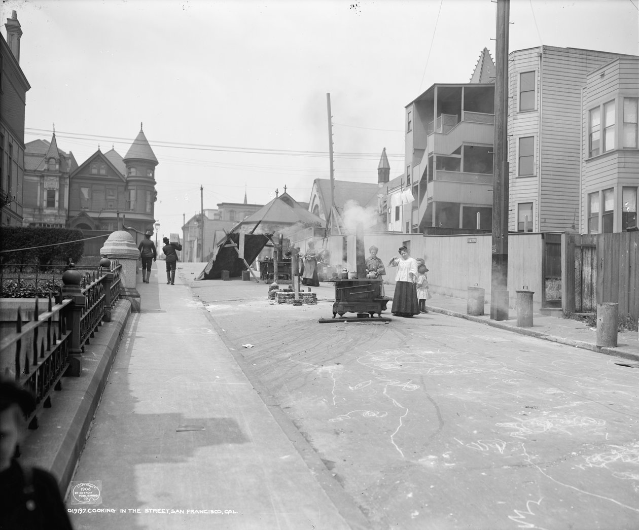 Matlaging i en gate i San Francisco av Detroit Publishing Co.