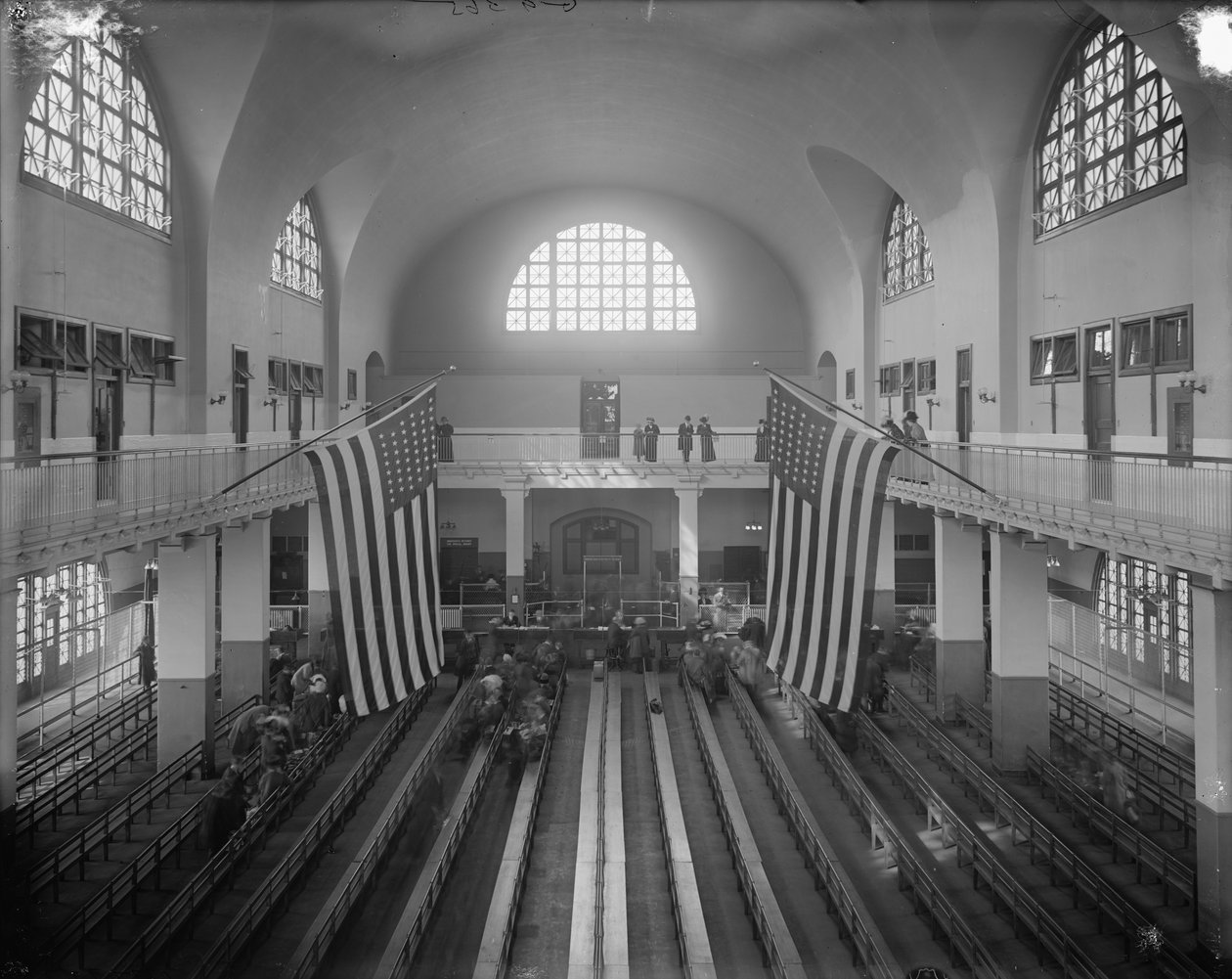 Inspeksjonsrom, Ellis Island, New York City, ca. 1910 (s/hvitt-bilde) av Detroit Publishing Co.