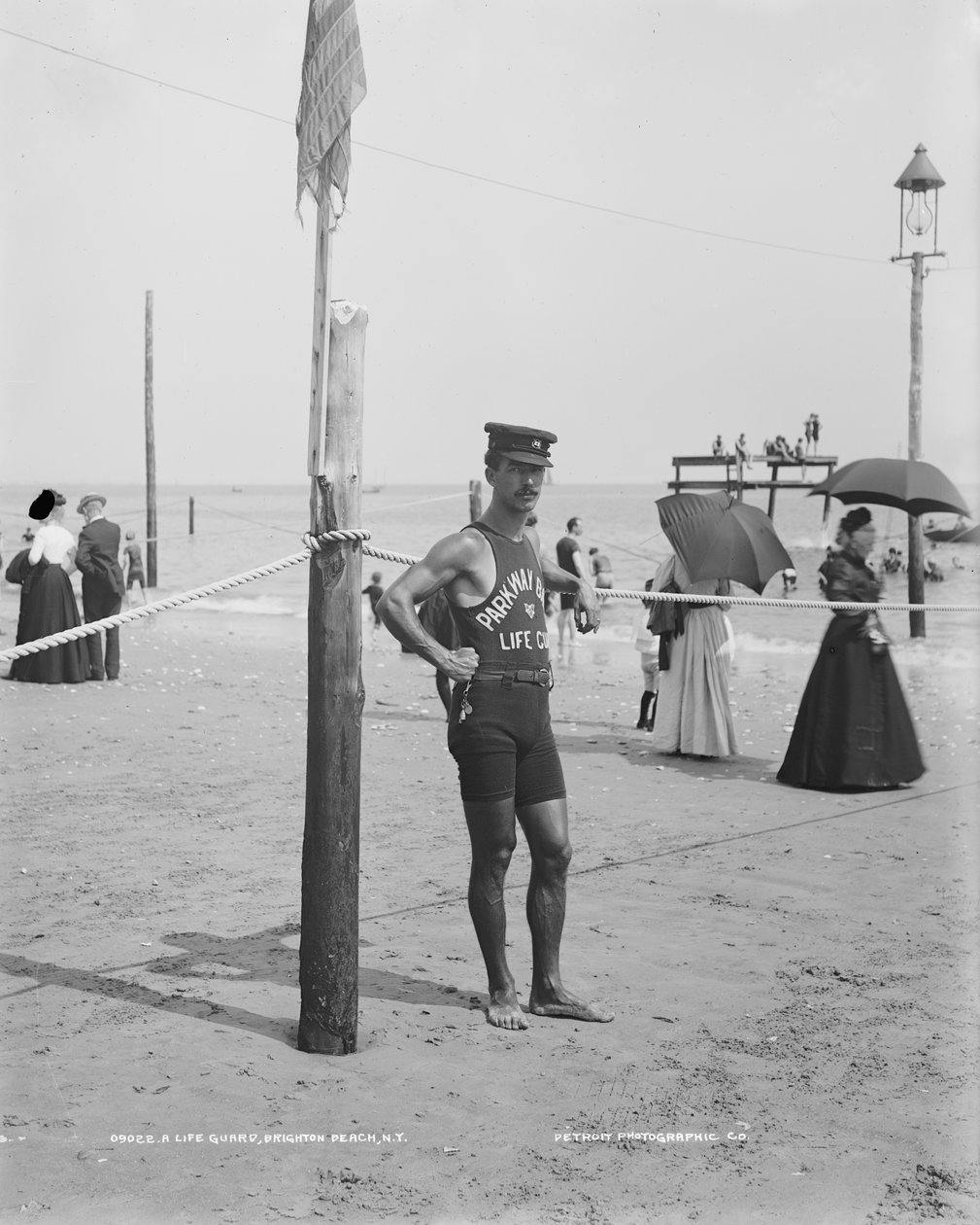 Lifeguard, Brighton Beach, Brooklyn, New York City, USA, ca. 1905 (s/hvitt-bilde) av Detroit Publishing Co.