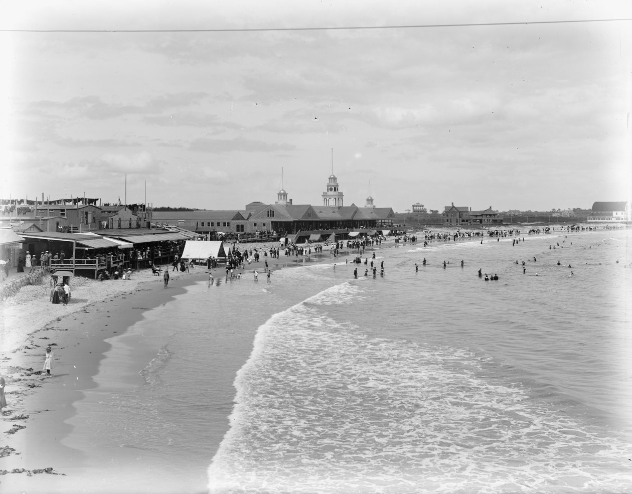 Narragansett Beach and Pier, Rhode Island, ca. 1899 (s/hvitt-bilde) av Detroit Publishing Co.