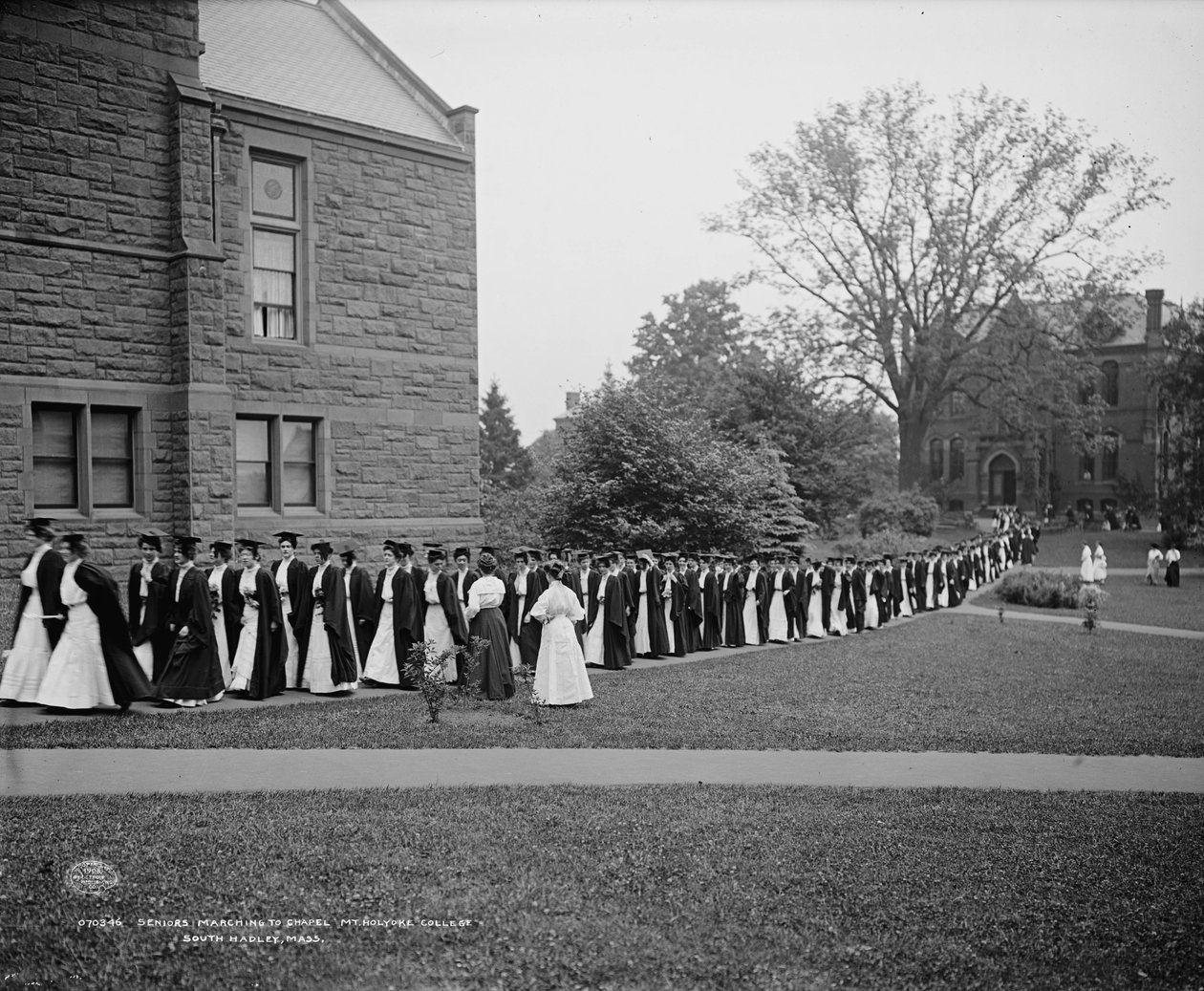 Seniorer marsjerer til kapellet, Mt. Holyoke College, South Hadley, Massachusetts, ca. 1908 av Detroit Publishing Co.