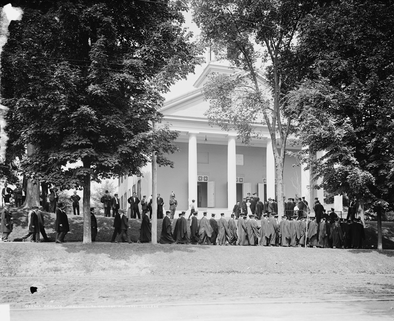 Seniorer som marsjerer til college, Amherst College, ca. 1908 (s/hvitt-bilde) av Detroit Publishing Co.