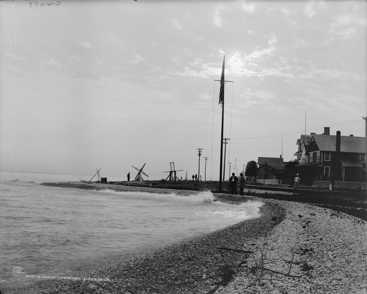 Sunset, Mackinac Island, Michigan, ca. 1908 (s/hvitt-bilde) av Detroit Publishing Co.