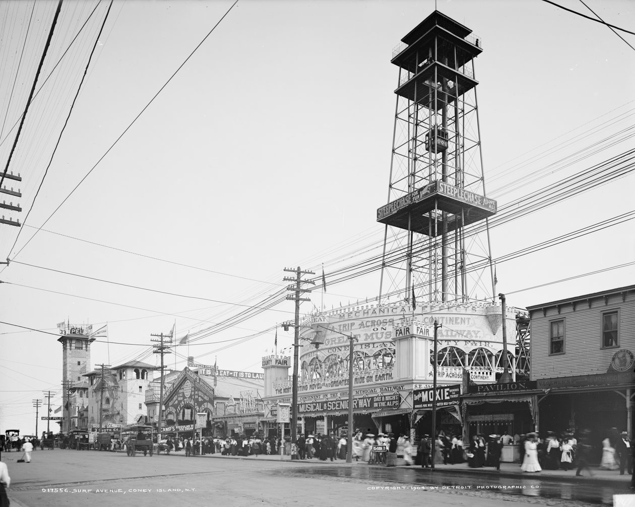 Surf Avenue, Coney Island, ca. 1904 (s/hvitt-bilde) av Detroit Publishing Co.