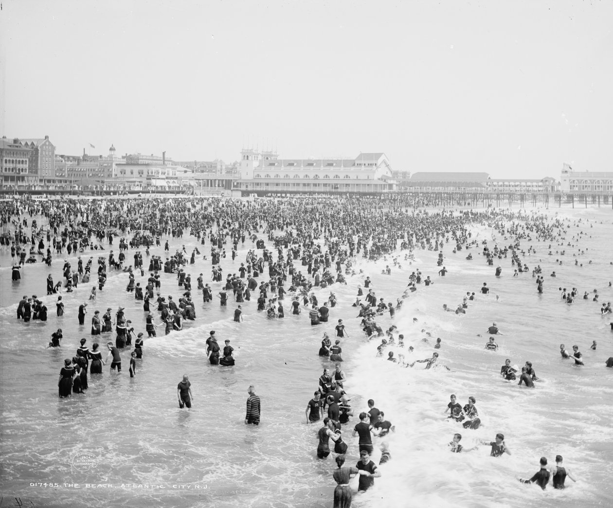 The Beach, Atlantic City, ca. 1904 (s/hvitt-bilde) av Detroit Publishing Co.