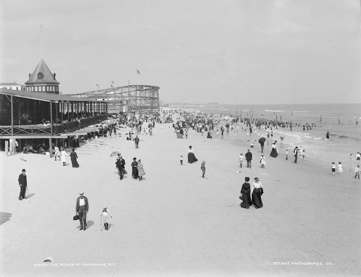 The Beach at Rockaway, New York, 1900-06 av Detroit Publishing Co.
