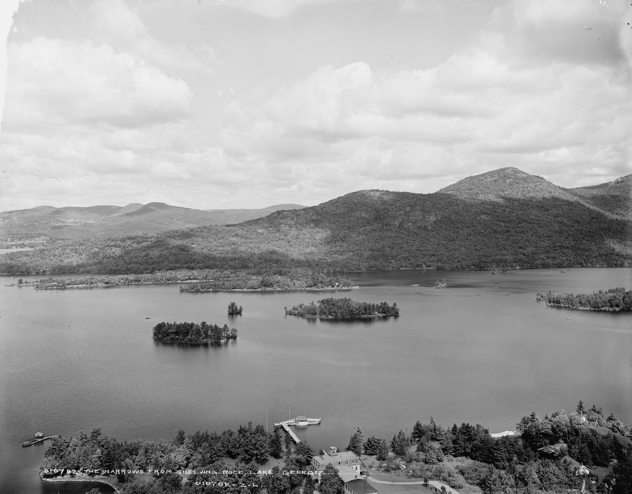 The Narrows fra Shelving Rock, Lake George, ca. 1900-06 av Detroit Publishing Co.