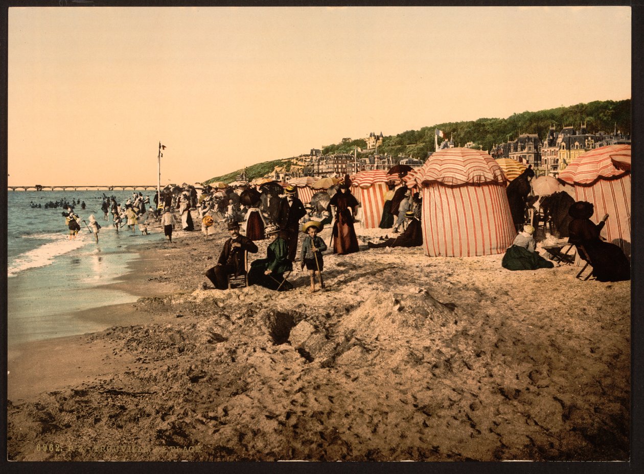 Stranden ved badetid, Trouville-sur-Mer, Frankrike, ca. 1905 (farget bilde) av Detroit Publishing Co.