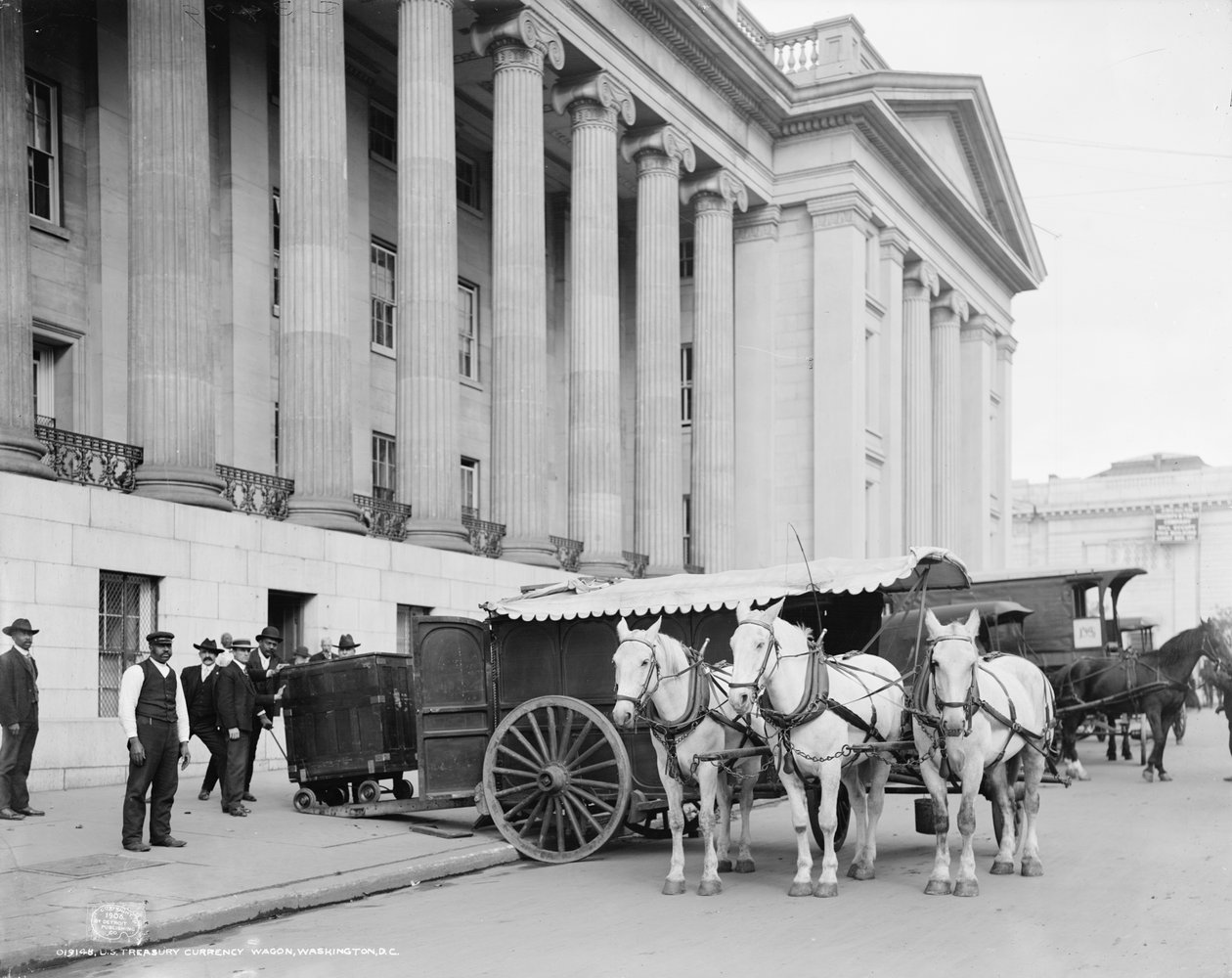 U.S. Treasury Currency Wagon, Washington, D.C., ca. 1906 (s/hvitt-bilde) av Detroit Publishing Co.