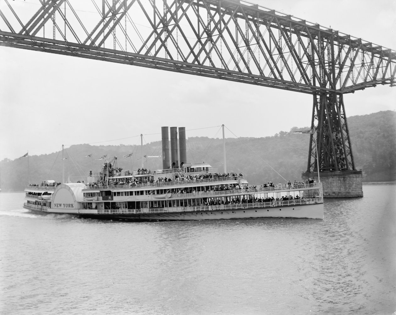 Under Poughkeepsie Bridge, New York, ca. 1906 (s/hvitt-bilde) av Detroit Publishing Co.