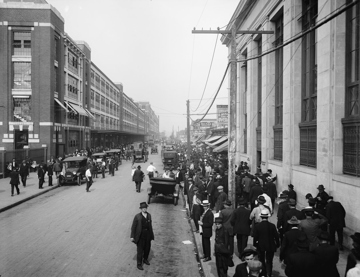 Arbeidere utenfor Ford Motor Company, Detroit, Michigan, USA, ca. 1910 av Detroit Publishing Co.