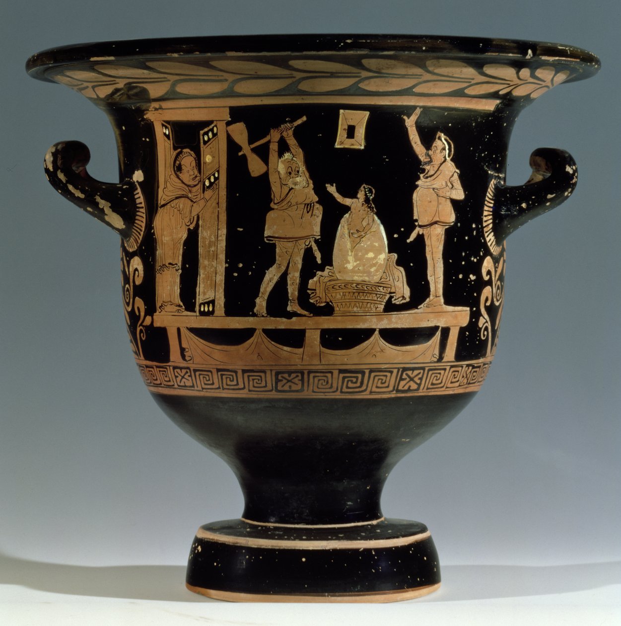 Klokkekrater med røde figurer dekorert med en scene fra et skuespill, Apulian (keramikk) (for detaljer se 85028) av Dijon Painter
