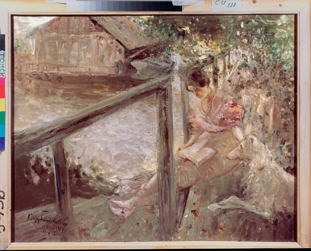 At the Bathhouse (En ung kvinne, med en hund, leser på tregangbroen som krysser en bekk og fører til et trehus) - At the Bathhouse - Maleri av Dmitri Anfimovich Shcherbinovsky (1867-1926), olje på lerret av Dmitri Anfimovich Shcherbinovsky