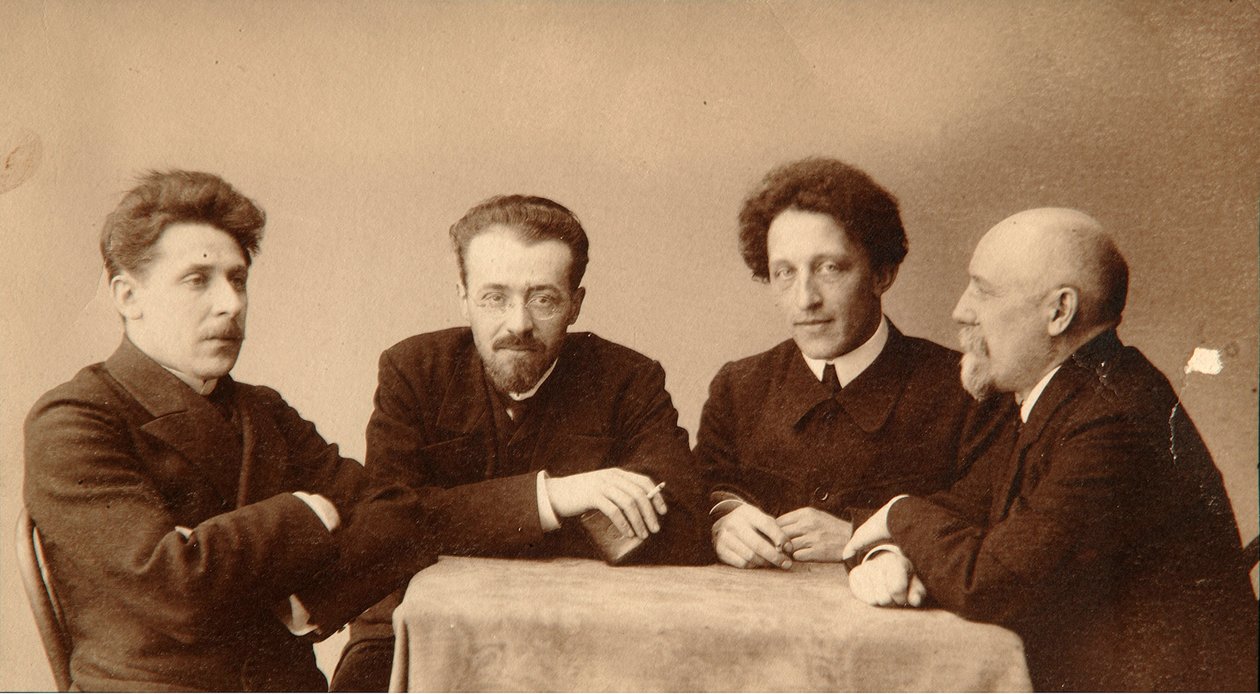 Gruppeportrett av dikterne Alexander (Alexandre) Aleksandrovich Blok (1880-1921), Georgii (George) Chulkov (1879-1939), Konstantin Aleksandrovich Erberg (Siunnerberg, Syunnerberg, Sunnenberg) (1871-1942) og Fyodor Sologub, (Fiodor Sologub, Fyodor Kuzmit av Dmitri Spiridonovich Zdobnov