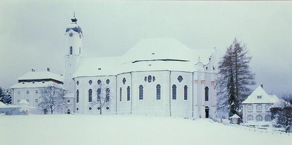 Utsikt over Wieskirche i snøen (bilde) av Dominikus Zimmermann