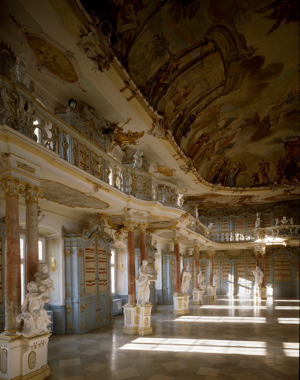 Utsikt over bibliotekrommet til Schussenried-klosteret realisert av arkitekten Domenikus Zimmermann (1685-1766) Schussenried fra 1700-tallet, Tyskland av Dominikus Zimmermann