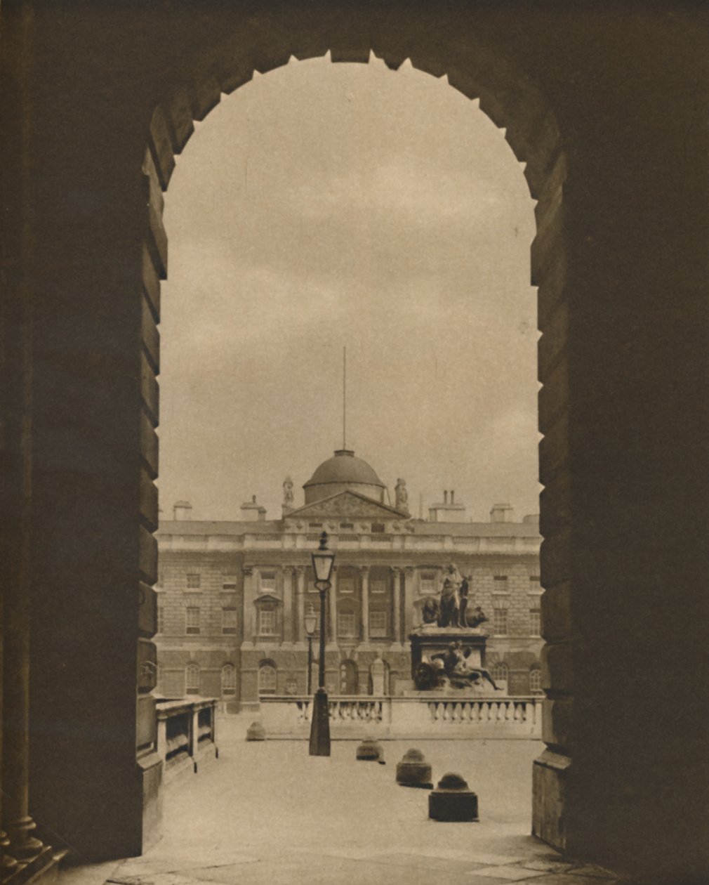 En forbipasserende utsikt over Somerset House fra The Strand, c1935. av Donald McLeish