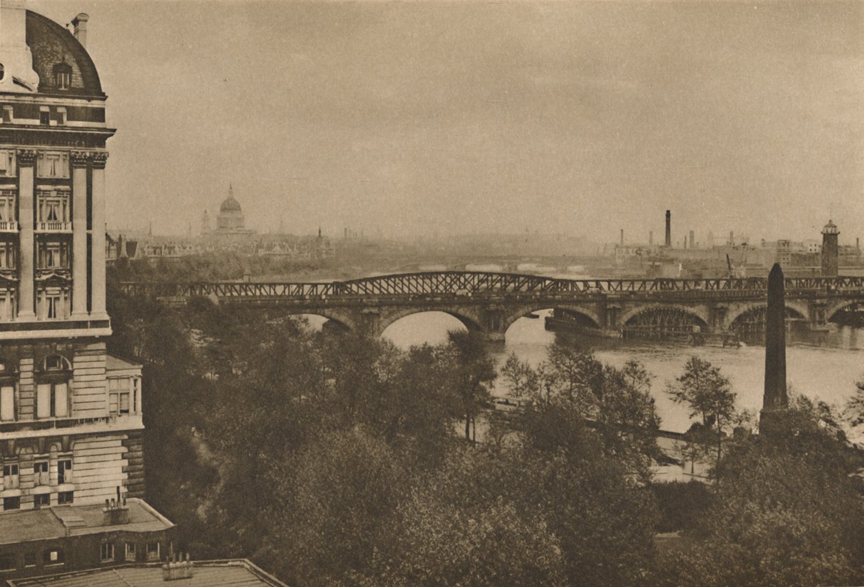 Adelphi Terrace har utsikt over elven østover fra Hotel Cecil til Tower Bridge, c1935. av Donald McLeish