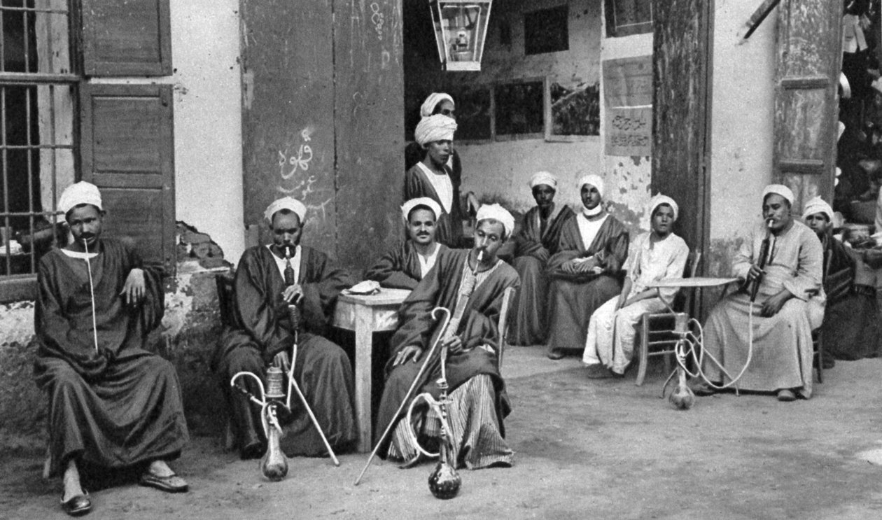 Arabisk kafé i Esna, sør for Luxor, Egypt, c1922 av Donald McLeish
