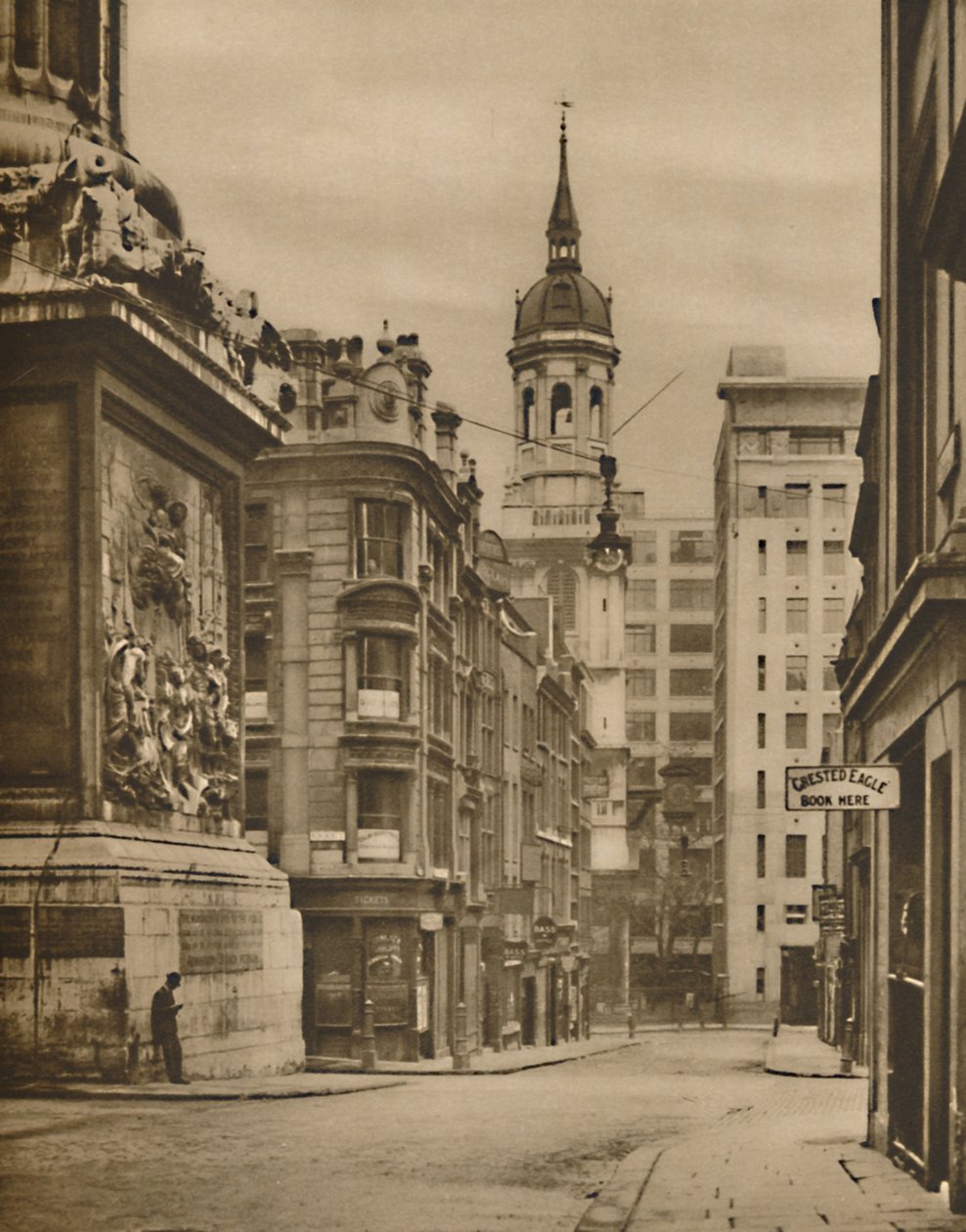 Ved foten av Monumentet til Fish Street Hill, c1935. av Donald McLeish