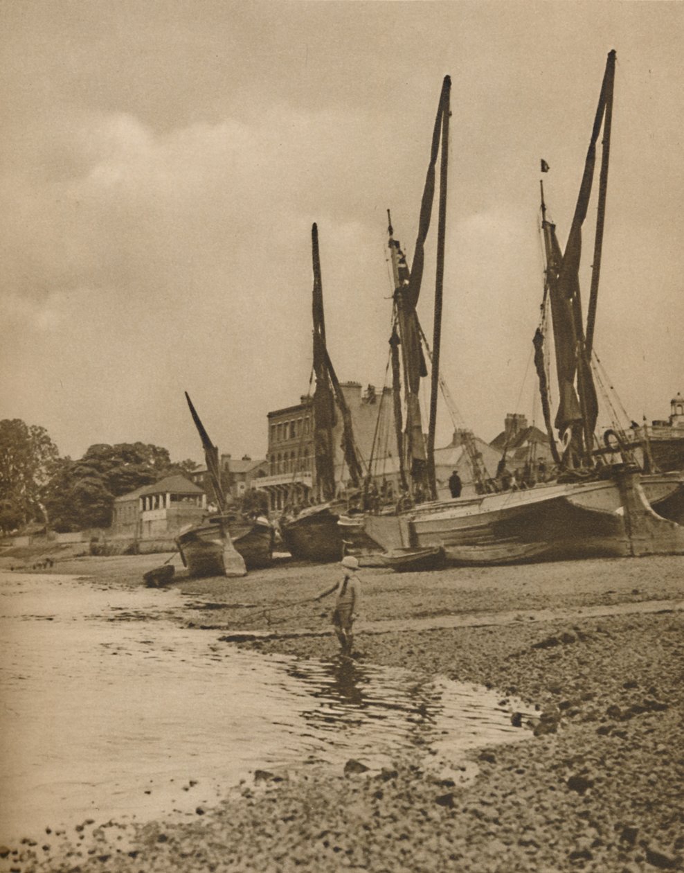 Lemmere på grunn ved Mortlake med tidevannet ved full nedstigning, c1935. av Donald McLeish