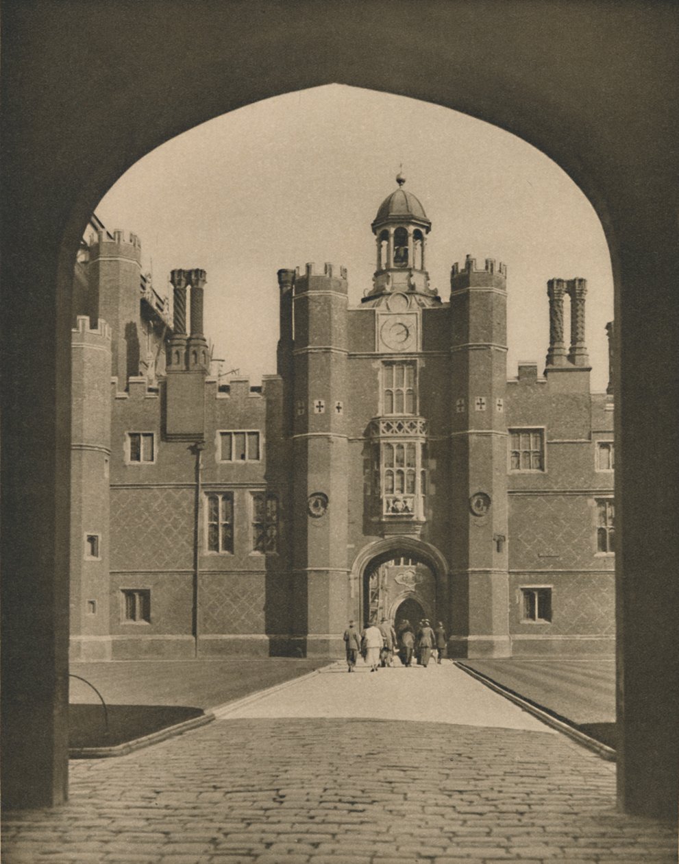 Base Court, den første firkanten av Wolseys Palace, c1935. av Donald McLeish