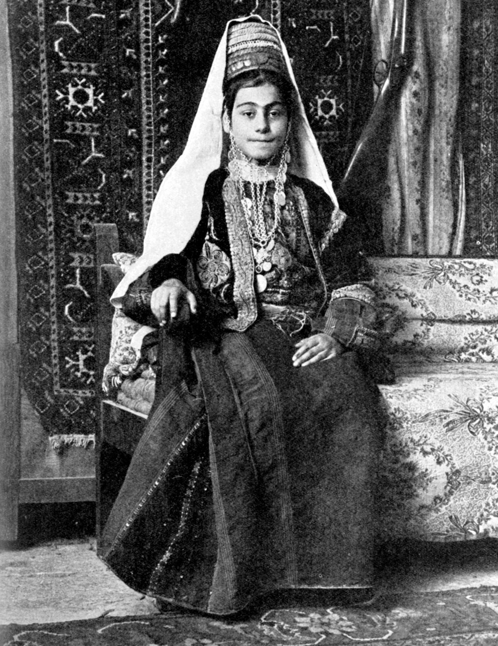 Kristen kvinne i brudekjole, Palestina, 1936. av Donald McLeish