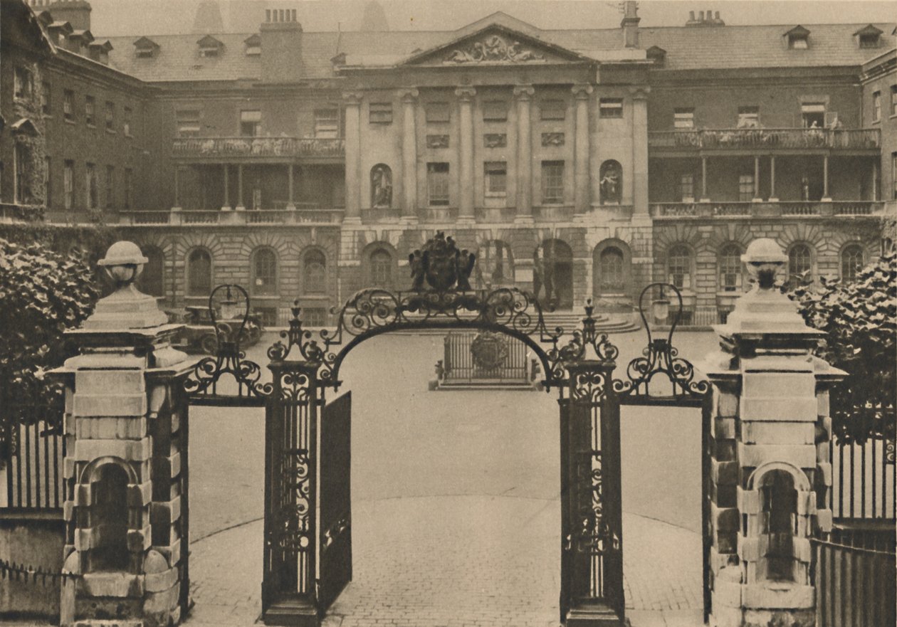 Inngang til Guys Hospital med Founders-statuen i sentrum av gårdsplassen, c1935. av Donald McLeish