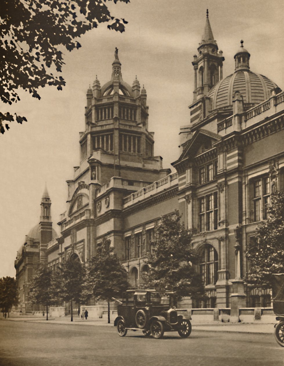 Fasade til Victoria and Albert Museum i Cromwell Road, c1935. av Donald McLeish