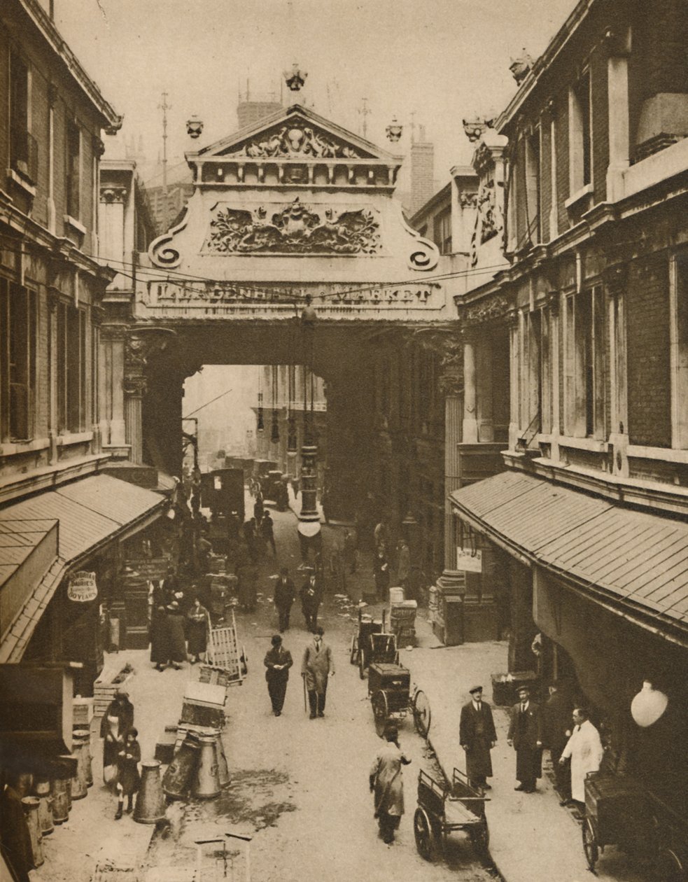 Gracechurch Street Inngang til Leadenhall Market - City Clearing House For Poultry, c1935. av Donald McLeish