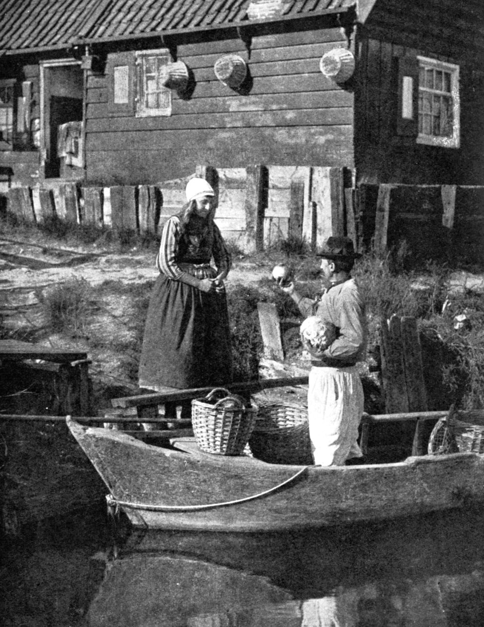 Grønthandler som bringer varer med båt, Marken, Holland, 1936 av Donald McLeish
