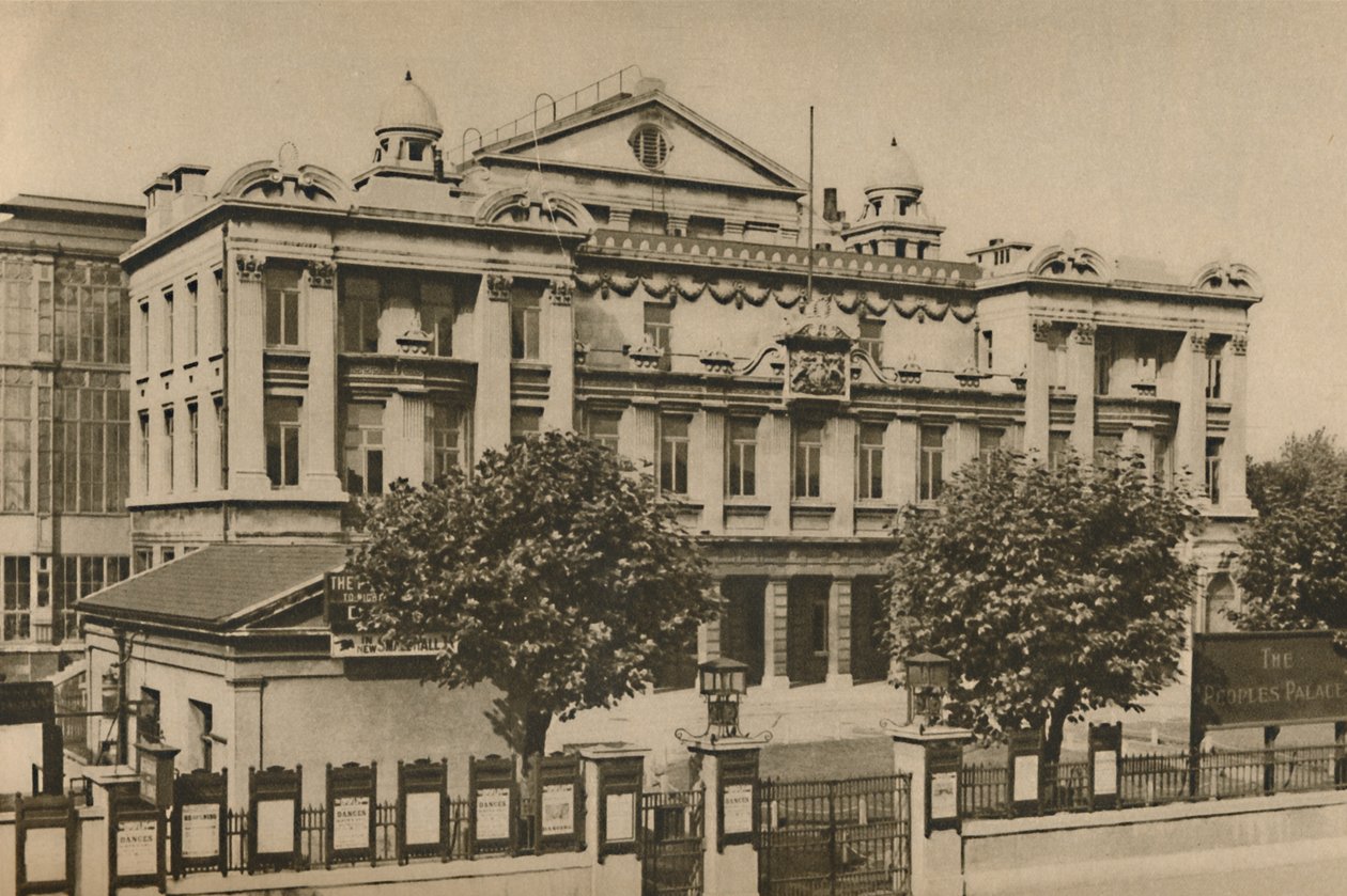 Utenfor Peoples Palace i Mile End Road, c1935. av Donald McLeish