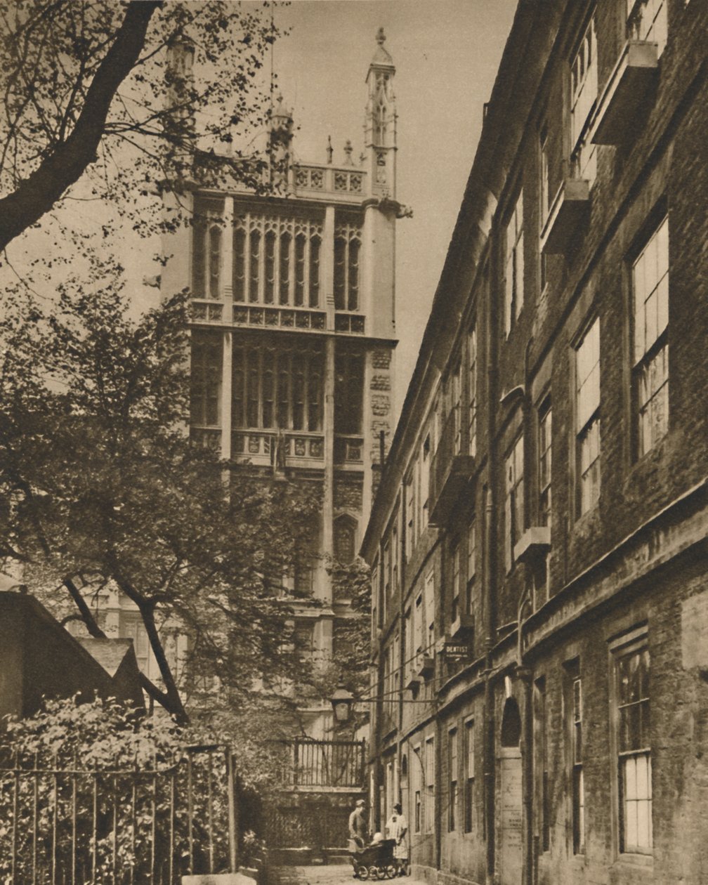 Pinnacled Tower of the Records Office fra Cliffords Inn, c1935. av Donald McLeish