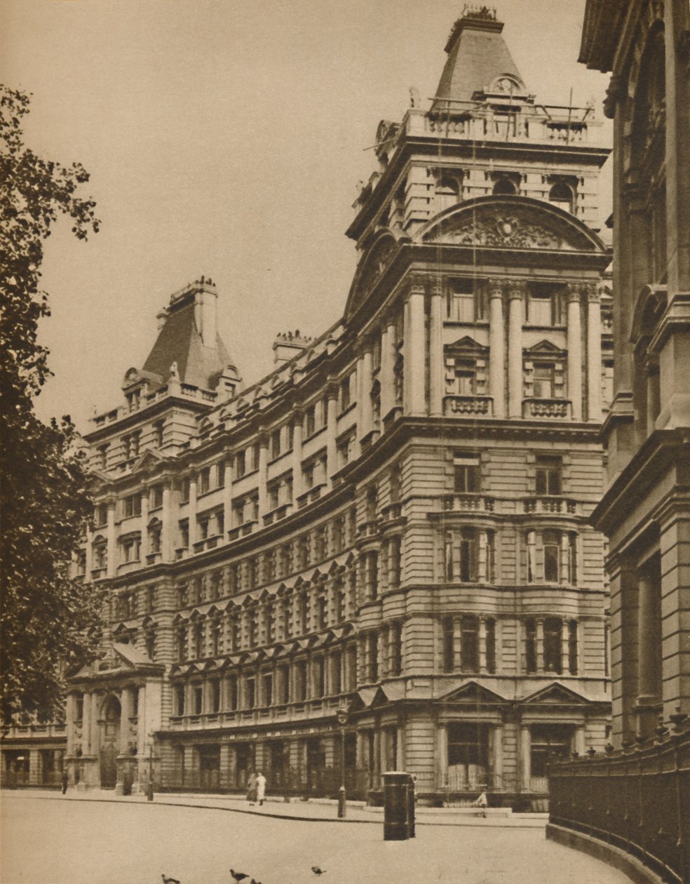 Salisbury House: Palatial Business Premises in the City, c1935. av Donald McLeish