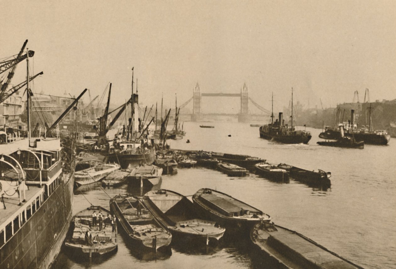 Frakt i Pool of London: A Vista fra London Bridge til Tower Bridge, c1935. av Donald McLeish
