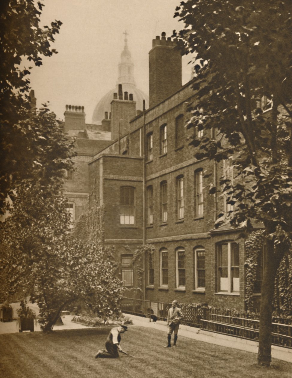 St. Pauls Dome brokker over taket på Amen Court, c1935. av Donald McLeish