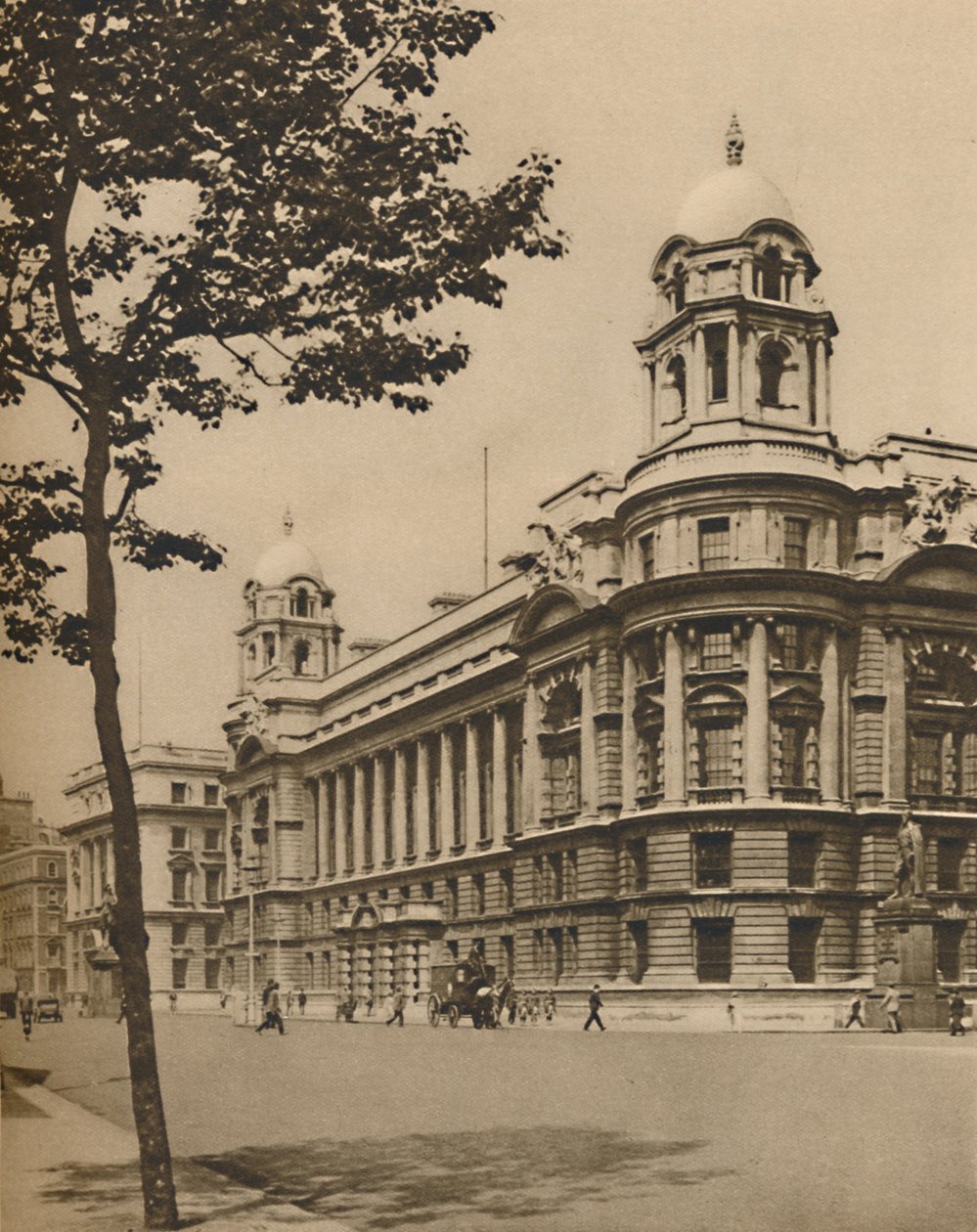 The Brains of Defence: British War Office i Whitehall, c1935. av Donald McLeish