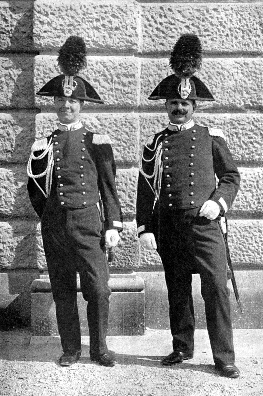 To italienske politimenn, 1922. av Donald McLeish