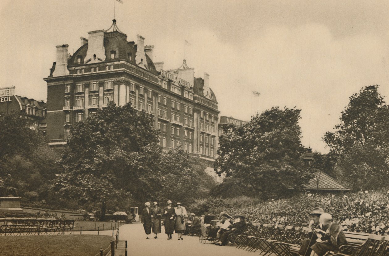 Villiers Street-delen av Victoria Garden og utsikt over Cecil Hotel, c1935. av Donald McLeish