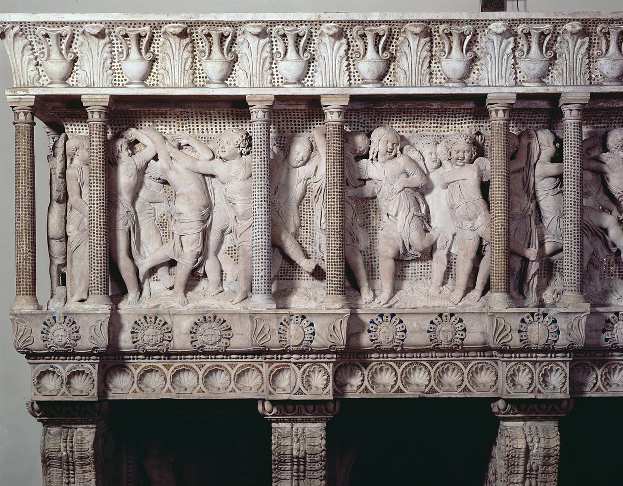 Detalj fra Cantoria, ca. 1433-39 (marmor) (se også 340290, 139097-98) av Donatello