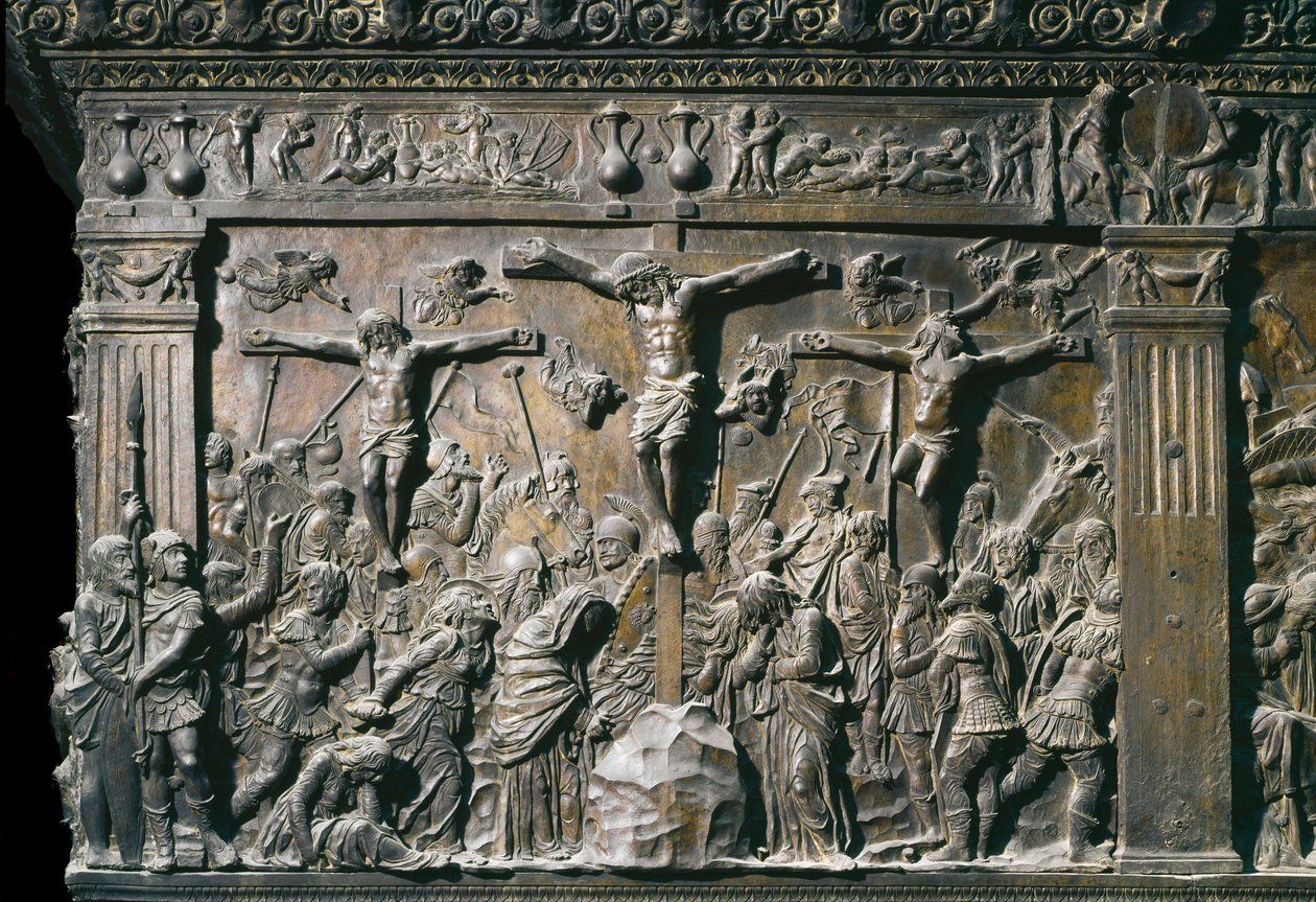 Representasjon av den gode tyven (Dismas) og den onde tyven (Gesmas), korsfestet med Jesus Kristus. Lavrelieff av venstre prekestol, ca. 1460 av Donatello