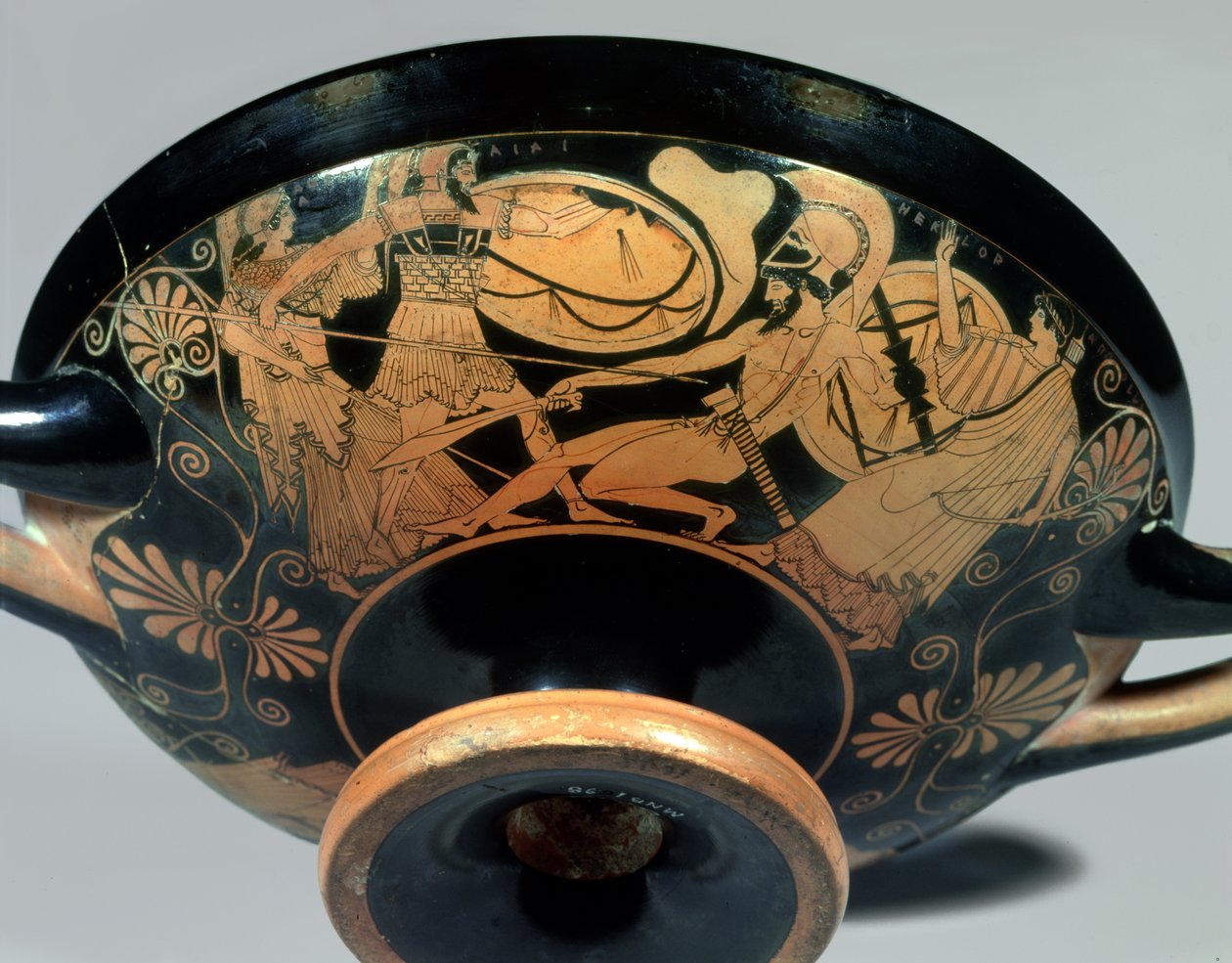 Ajax, oppfordret av Athena, angriper Hector hvis hjelp Artemis skynder seg, detaljer fra utsiden av en attisk kopp med rødfigur (The Douris Cup), laget av Kalliades, ca. 490 f.Kr. (keramikk) (se også 85701, og 34 av Douris