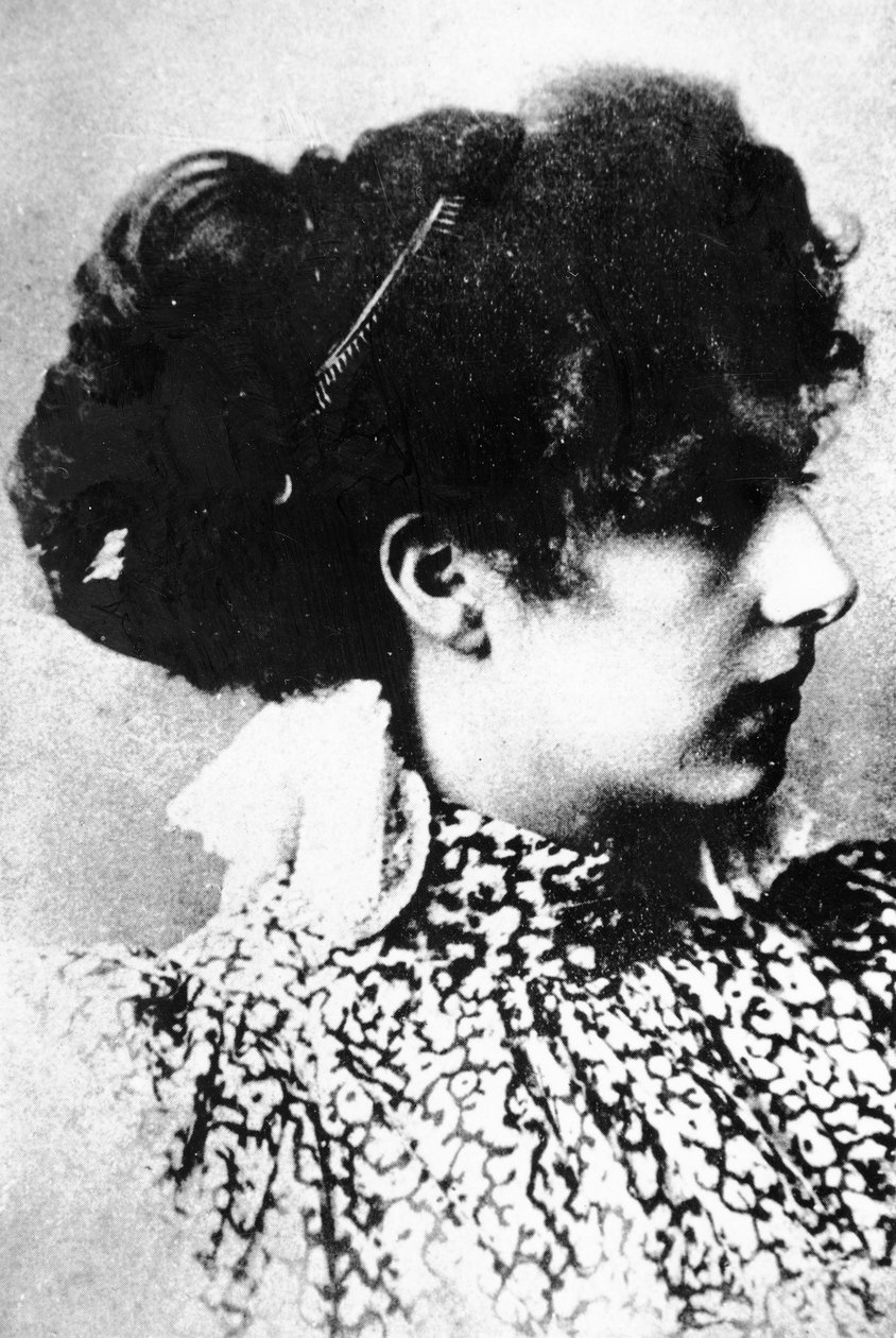 Mata Hari som ung jente (s/hvitt bilde) av Dutch Photographer