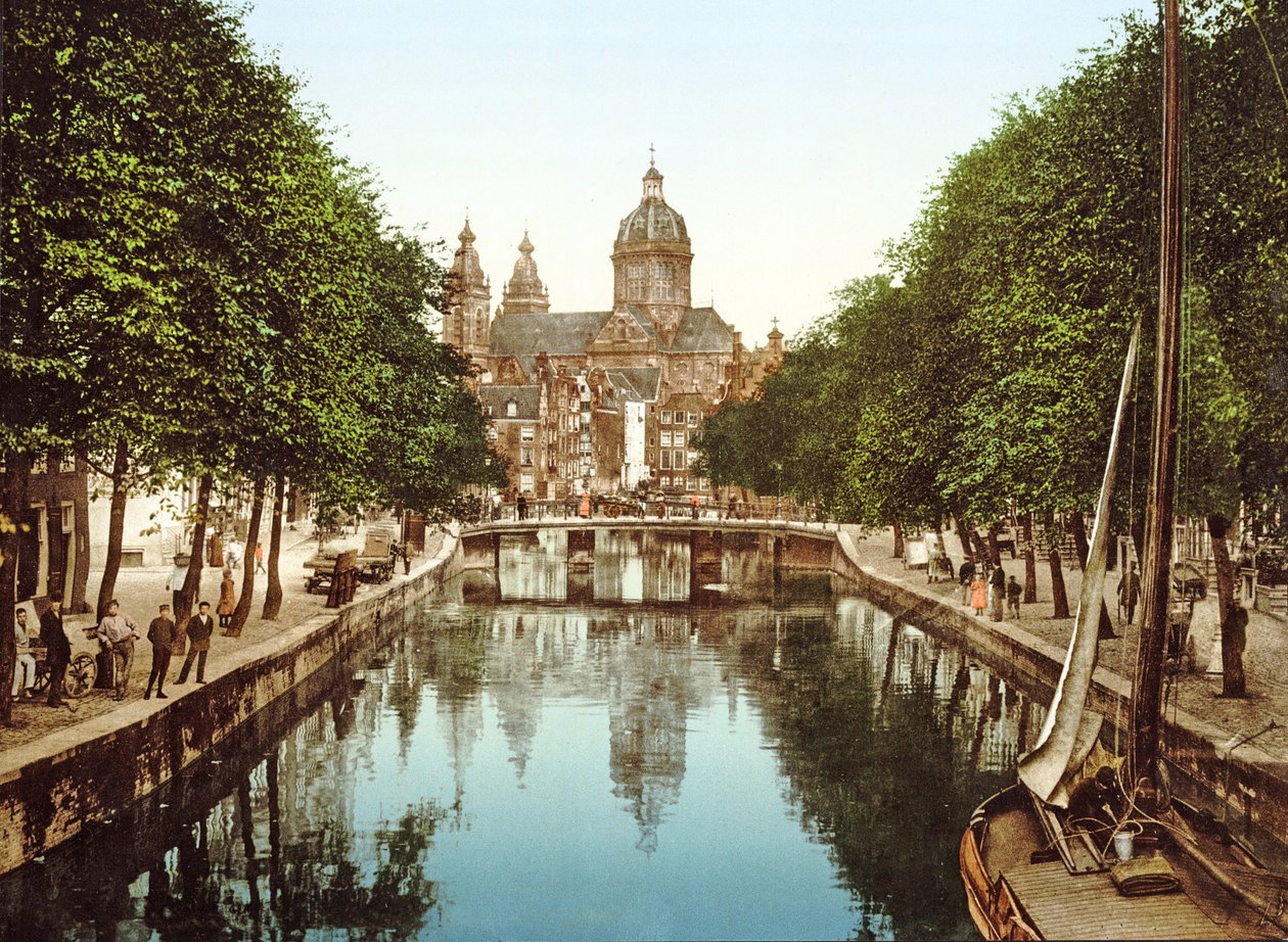 Utsikt ned Voorburgwal til St. Nicholas Basilica, Amsterdam, pub. ca. 1900 av Dutch Photographer