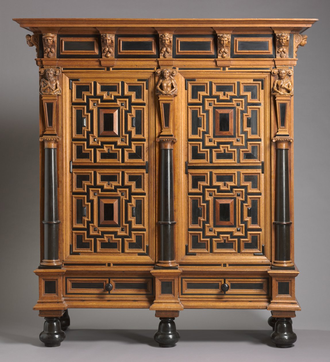 Garderobeskap (Kast), laget i Holland, ca. 1625-1650 (eik med ibenholt og palisanderfiner) av Dutch School